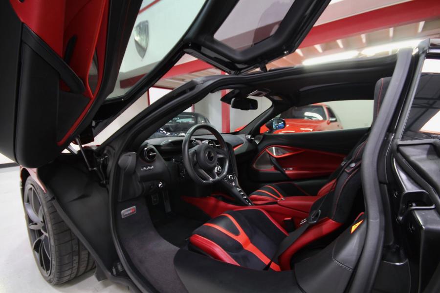 Интерьер McLaren 720S Performance 2018 года  (фото 39 из 60)